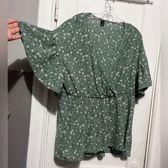3/$10 floral top - Picture 1 of 3